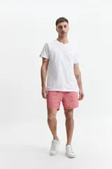 Short de baño estampado con cintura elástica ajustable con cordón, dos bolsillos laterales y uno trasero.