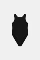 Body negro de manga corta, con escote redondo en la espalda y cierre inferior a presión.