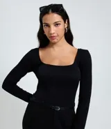 Body negro de manga larga, confeccionado en tejido de poliamida con elastano, con textura acanalada y escote cuadrado.