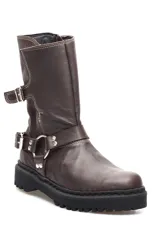 Bota de cuero marrón con hebillas y cierre lateral.