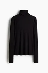 Polera de manga larga en punto de viscosa suave con cuello alto, de color negro y diseño liso.