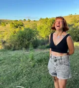 Top de algodón con escote cruzado y diseño al cuerpo, con bordes ribeteados para mayor sostén.