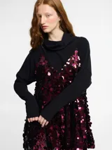 Vestido corto de lentejuelas color rojo y fucsia, con tirantes finos.