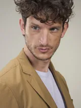 Blazer color marrón claro, de corte clásico, con solapas de muesca, cierre de dos botones, bolsillo en el pecho y bolsillos laterales con solapa.