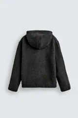 Sobrecamisa de corte relajado confeccionada en tejido con textura efecto pelo. Presenta cuello con capucha, manga larga, bolsillos laterales y cierre frontal con cremallera.