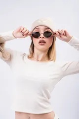 Remera de manga larga confeccionada en morley grueso, con calce ajustado al cuerpo y diseño deportivo con franjas laterales blancas en las mangas.