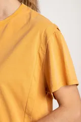 Remera de algodón de corte recto y calce al cuerpo, con cuello redondo y mangas cortas.