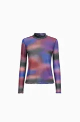 Remera manga larga de tul con cuello alto y estampa abstracta tipo tie-dye en tonos azul, violeta, rojo y gris. Presenta terminaciones con dobladillo ondulado en cuello, puños y ruedo.