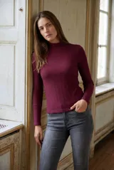 Polera de manga larga ajustada al cuerpo, confeccionada en tejido de viscosa con textura acanalada y cuello alto.