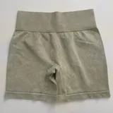 Short deportivo verde oliva con pretina ancha acanalada y tiro alto.