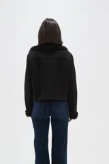 Campera de color marrón con cierre frontal, cuello y puños con detalle de piel sintética en tono beige.