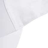 Gorra Adidas de seis paneles, color blanco con diseño de tres rayas negras en la visera y logo de la marca bordado en el frente.