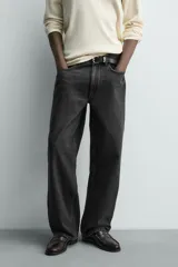 Jeans baggy fit de corte holgado en color negro con efecto lavado, confeccionados en denim de algodón rígido, con diseño clásico de cinco bolsillos y cierre frontal con cremallera y botón.