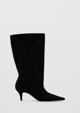 Botas altas de ante negro con punta fina y tacón fino de altura media, diseño arrugado en la caña.