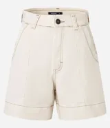 Short de mujer de sarga color beige claro, tiro alto, con pespunte contrastante en color blanco o crema. Presenta un corte regular y bolsillos delanteros y traseros.