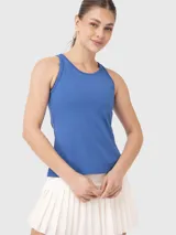 Musculosa deportiva de color azul, con diseño de espalda abierta, ajuste regular y sujetador integrado con almohadillas removibles.
