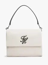 Cartera shoulder de Tommy Hilfiger en color beige, con solapa y correa corta ajustable de color negro. Presenta el monograma "TH" en relieve negro en el frente y herrajes metálicos plateados.