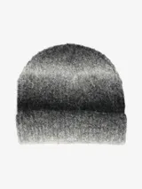Gorro de lana tejido con diseño degradado en tonos de gris, desde oscuro a claro, ideal para el invierno.