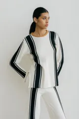 Sweater de punto color blanco con rayas verticales negras y cuello redondo color beige.