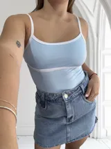 Body celeste con breteles finos blancos y ribete blanco en escote y cintura.