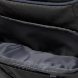 Mochila Caterpillar modelo Le Meije, color gris oscuro, diseñada para trekking y uso urbano. Cuenta con compartimento principal con cremallera en U, bolsillos organizadores internos, bolsillo frontal, cordón elástico exterior, bolsillos laterales de red y correas acolchadas ajustables.