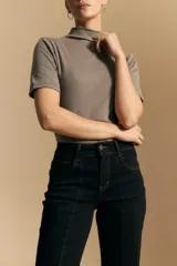 Polera de manga corta color blanco, con cuello alto y calce limpio y minimalista.