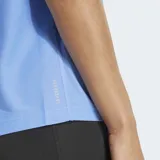 Remera de running Adidas, color celeste claro, de manga corta y cuello redondo. Presenta las tres franjas características de la marca en color blanco en ambas mangas y el logo de Adidas en el pecho.