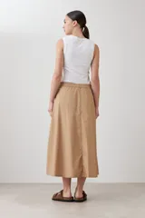 Falda midi color tostado con pinzas y cinturón estampado.