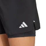 Short de running Adidas Adi365 Essentials 2 en 1 color negro, con calza interna incorporada, cintura elástica ancha y logo de la marca estampado en el lateral.