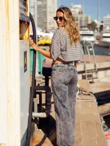 Camisa corta a rayas horizontales en tonos grises, con cuello clásico y mangas cortas.