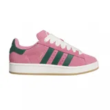 Zapatillas Adidas Campus 00s de gamuza rosa con las tres tiras clásicas en verde oscuro, cordones blancos y suela blanca con base color caramelo.