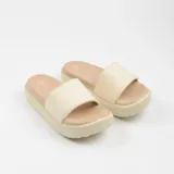 Sandalias O'Neill modelo Ace, tipo chancla de plataforma con tira ancha en color beige claro y suela anatómica.