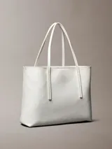 Cartera tote pequeña de Calvin Klein color blanco con estampado de monograma CK en toda la superficie, asas de hombro dobles y diseño estructurado. Incluye una cartera mini interior a juego con cierre y logo de la marca.