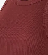 Blusa sin mangas de corte regular, confeccionada en tejido rib de algodón con cuello redondo. Presenta un diseño minimalista y anatómico, ideal para un look clásico.