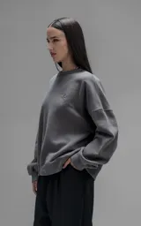 Buzo de cuello redondo confeccionado en frisa de algodón, con diseño de hombros caídos y logo bordado en el frente. Presenta terminaciones en punto rib en cuello, puños y ruedo.