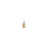 Dije charm de aleación de metales bañado en oro de 18k con forma de letra K con argolla.