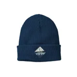 Gorro tipo beanie de tejido acanalado en color azul, con parche frontal en forma de rombo que presenta un diseño gráfico de montañas y árboles con la inscripción Martha.