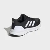 Championes de running Adidas Ultrarun 5, color negro con detalles en blanco. Presentan un empeine de malla transpirable, tres franjas laterales blancas icónicas, mediasuela gruesa con amortiguación Cloudfoam y suela Adiwear.