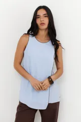 Top sin mangas de diseño cruzado con capas superpuestas, cuello redondo y terminaciones en contraste. Presenta un corte holgado y ligero, ideal para climas cálidos.
