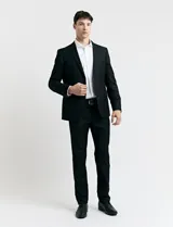 Ambo de corte clásico compuesto por saco de dos botones y pantalón de vestir a juego. El saco cuenta con solapas de muesca, bolsillos laterales con solapa y un bolsillo en el pecho. El pantalón presenta un corte recto y limpio.