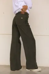 Pantalón jean cargo de pana color verde militar, de pierna súper ancha y tiro alto. Presenta bolsillos laterales.