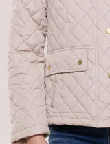 Campera capitoneada verde militar de la línea Weatherproof, con diseño a rombos, cuello alto mao, cierre frontal con cremallera y botones a presión dorados, bolsillos frontales con solapa y trabas de ajuste en la cintura.