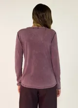 Remera de manga larga en color marrón, con cuello en V y detalle de terminación desflecada en el escote.