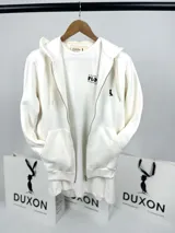 Campera con capucha color crema, con cierre frontal y bolsillos tipo canguro.