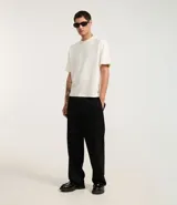 Pantalón de vestir negro, de corte recto, con cintura elástica ajustable con cordón, trabillas para cinturón, cierre de botón y cremallera, y bolsillos laterales. Confeccionado en poliéster, viscosa y elastano.