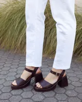 Sandalias de cuero color chocolate con textura símil serpiente, plataforma delantera, taco ancho y tira ajustable con hebilla en el talón.