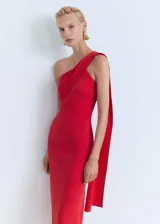 Vestido midi de diseño entallado y cuello asimétrico con un solo hombro. Presenta un detalle de pliegue en el tirante y una caída lateral larga, con cierre de cremallera lateral y forro interior.