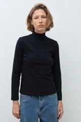 Remera de manga larga con detalle de puntilla en los puños, confeccionada en tejido suave y elástico.