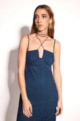 Vestido midi fucsia de encaje con transparencias sutiles, busto tipo corset con escote corazón y tirantes finos que se cruzan al cuello.