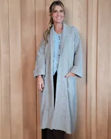 Sacón largo de punto abierto, confeccionado en lana, con diseño holgado, mangas anchas y cuello tipo solapa.